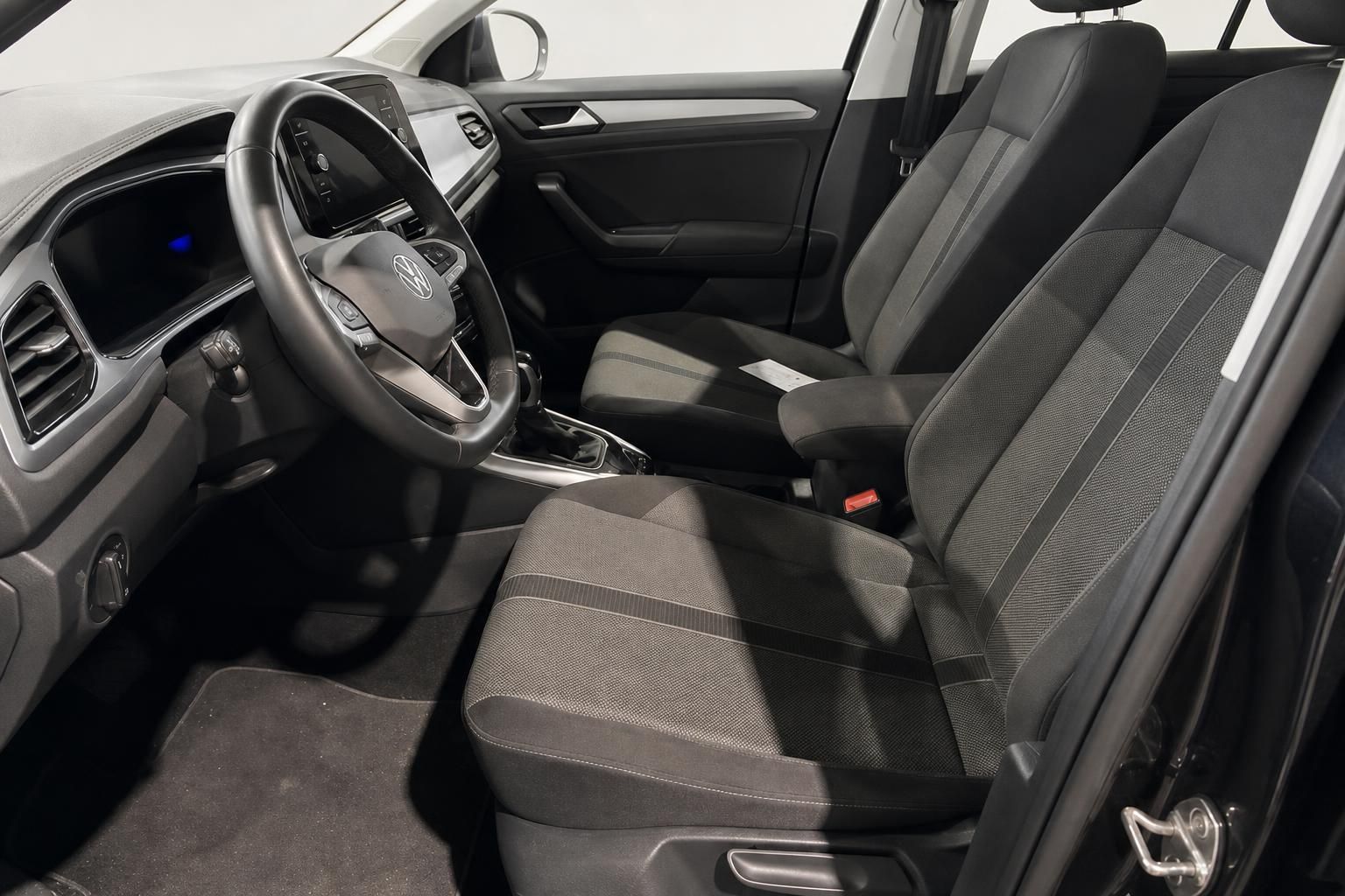 VW T-Roc Innenraum Vordersitze Cockpit Ansicht