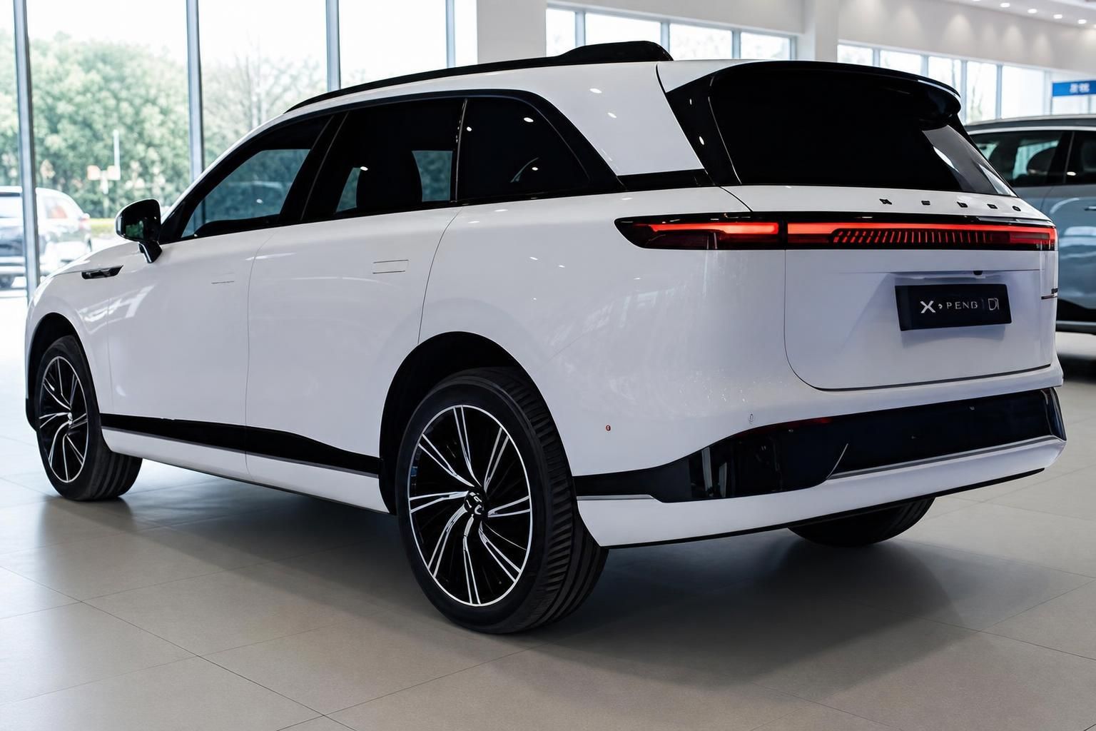 XPeng G9 weiß, Heckansicht im Autohaus mit Alufelgen