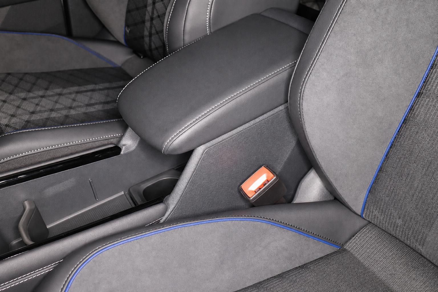 Mittelarmlehne und Sitzdetails im VW Fahrzeuginnenraum