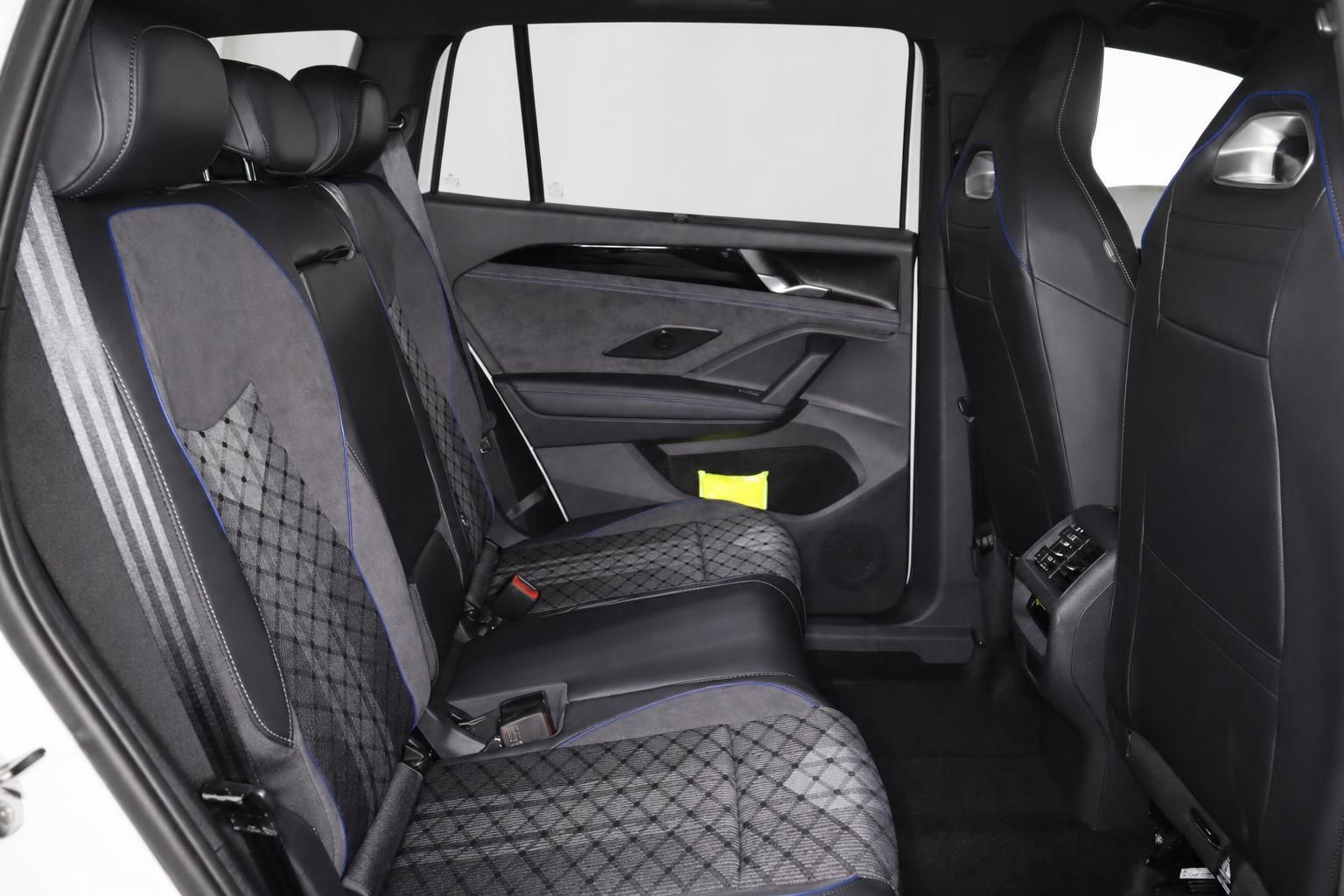 Rücksitzbank und Türverkleidung mit sportlichem Interieur im Detail