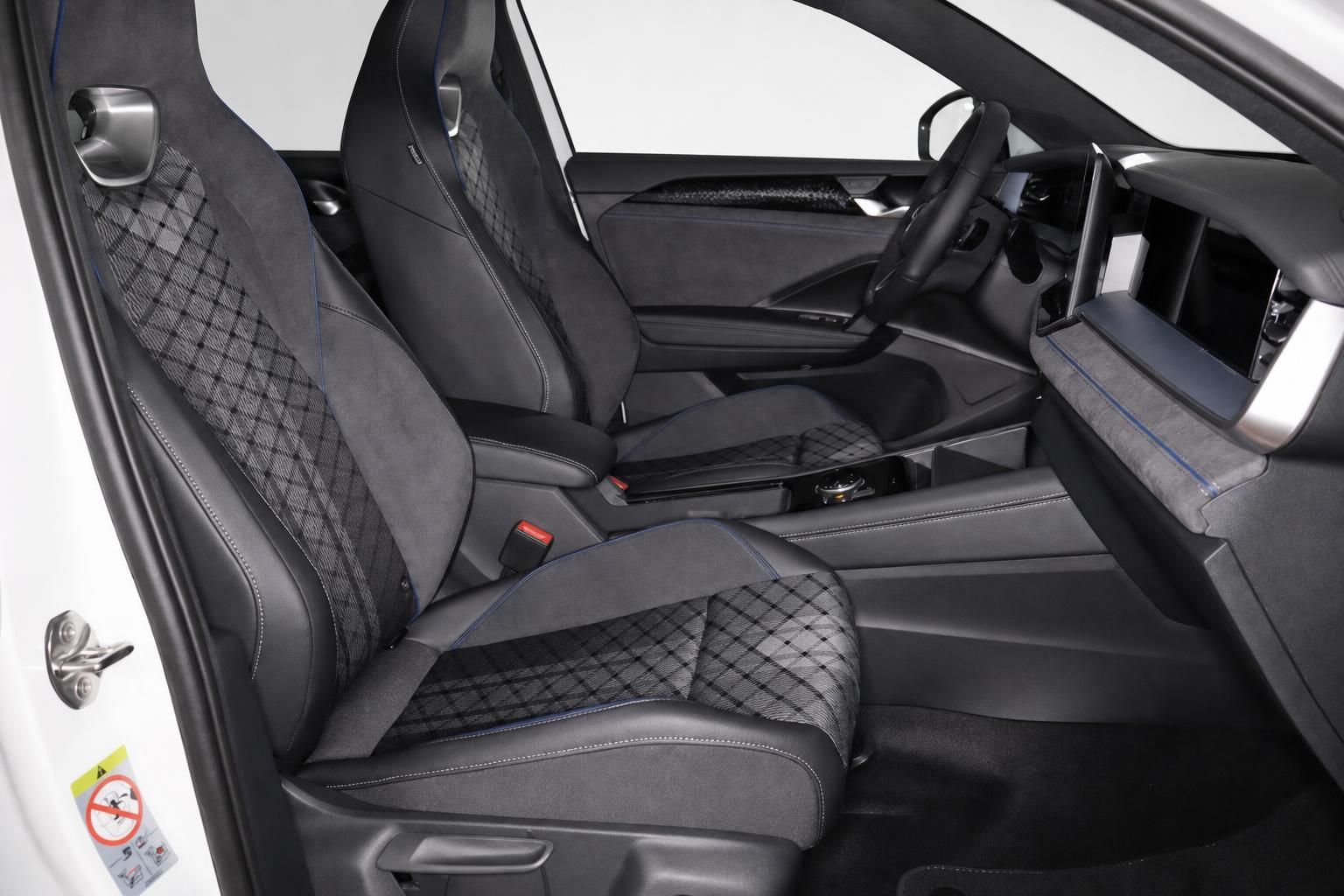 Vordersitze und Cockpit mit Sportlenkrad im Fahrzeuginnenraum