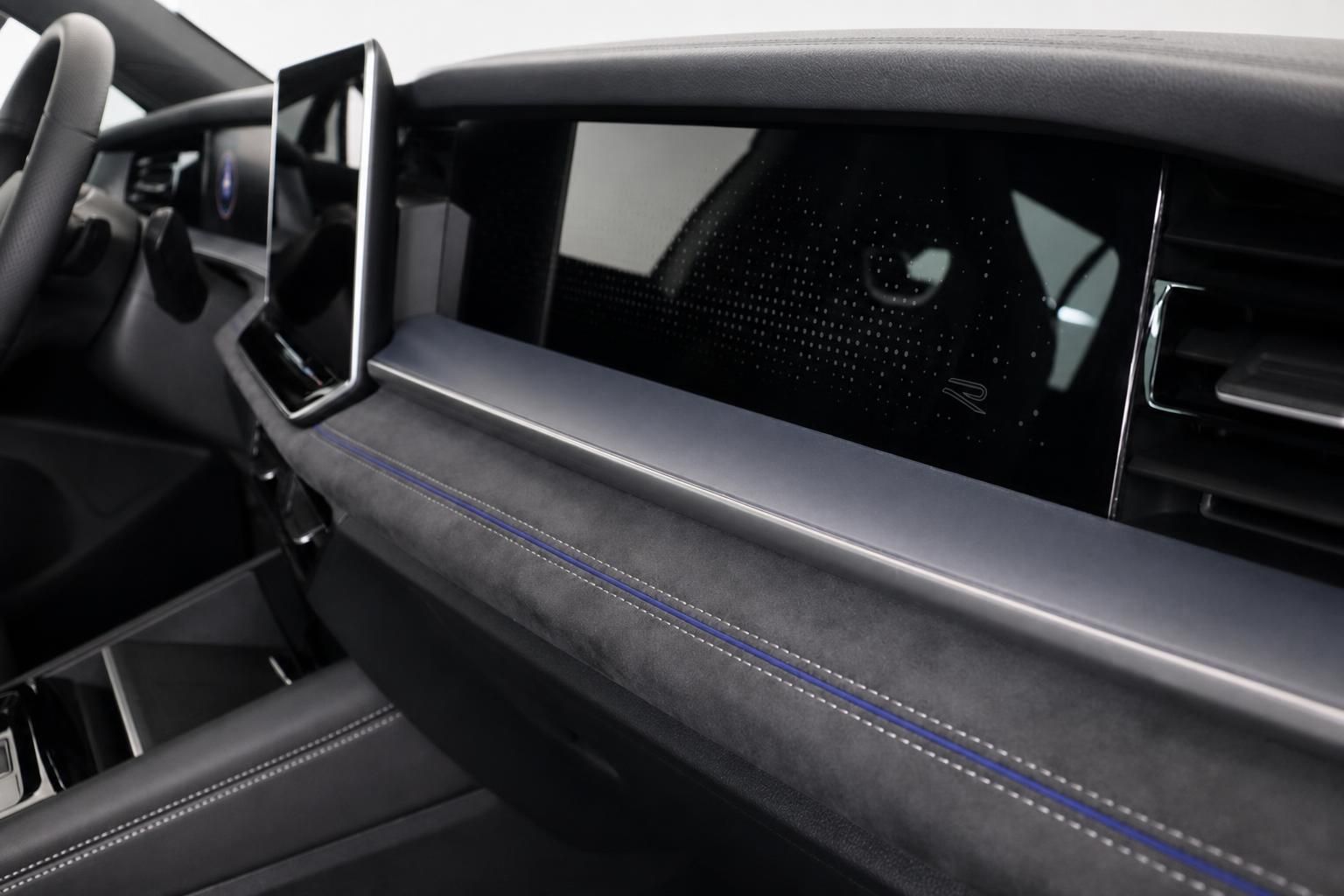 Digitales Cockpit und Armaturenbrett mit blauer Ziernaht im Detail