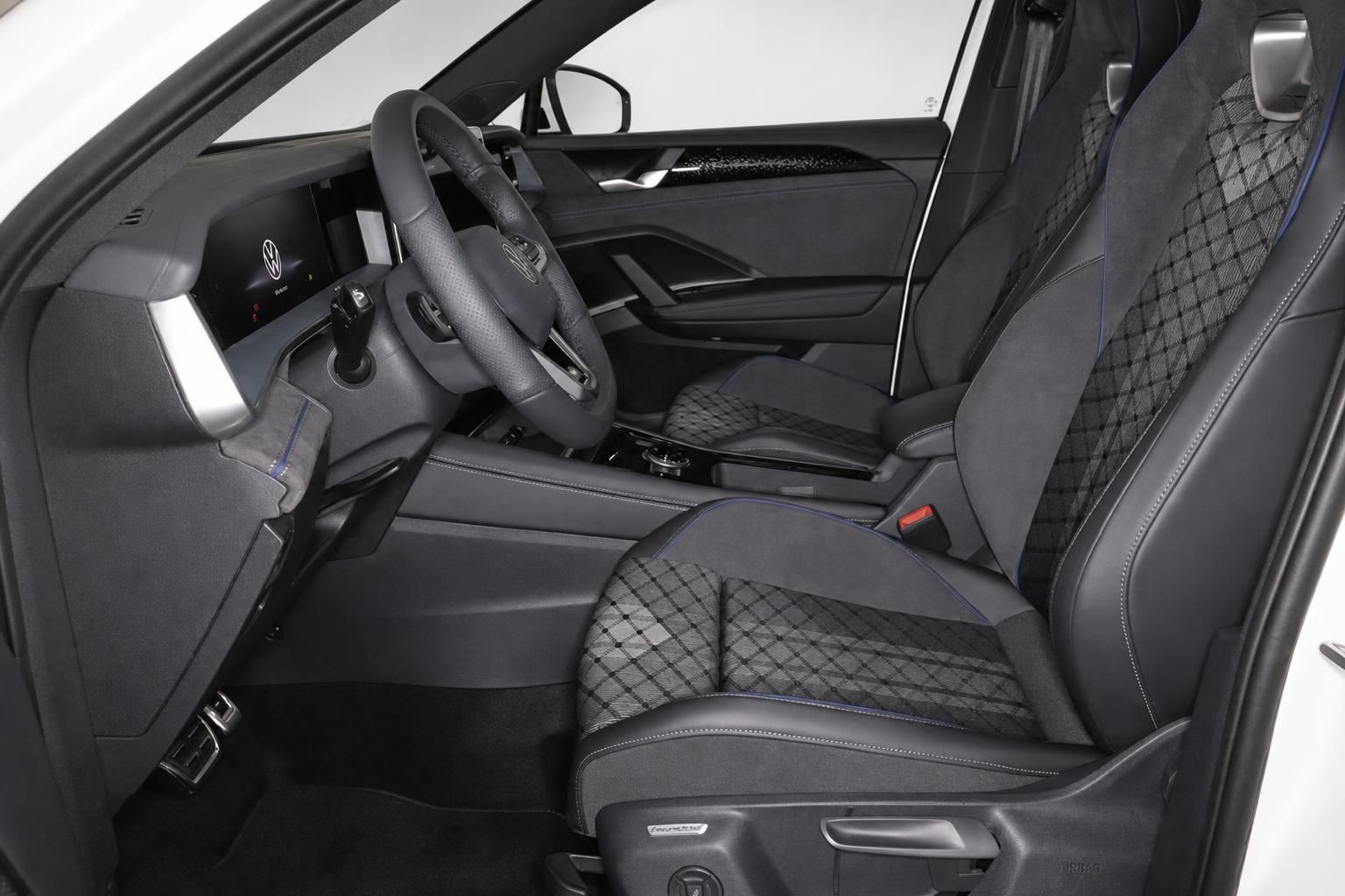 VW Innenraum mit Sportsitzen, Lenkrad und Cockpit Ansicht