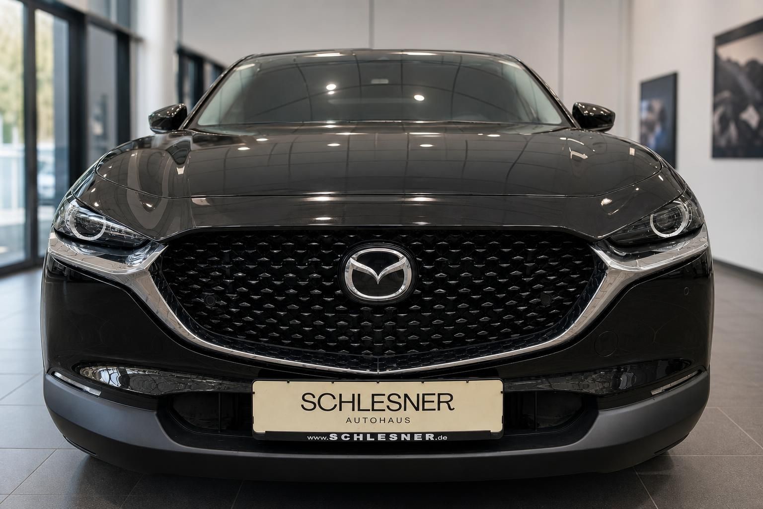 Mazda CX-30 Frontansicht schwarz mit Kühlergrill und Mazda Logo