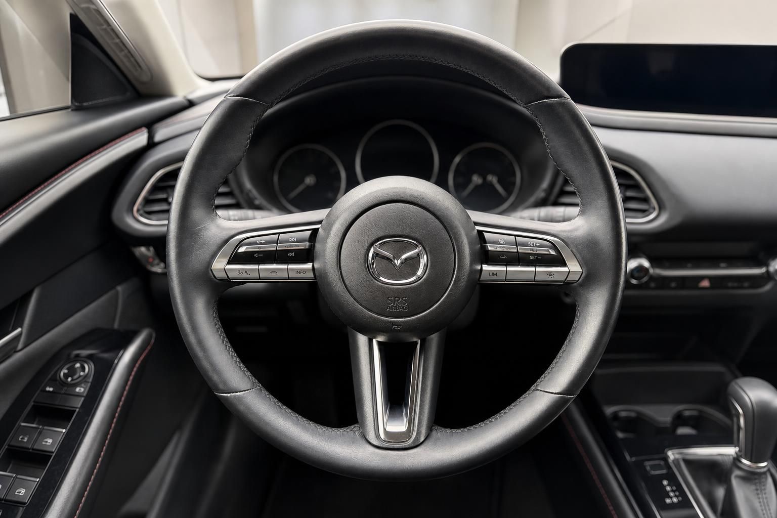 Mazda CX-30 Lenkrad mit Bedientasten und Cockpit Instrumente
