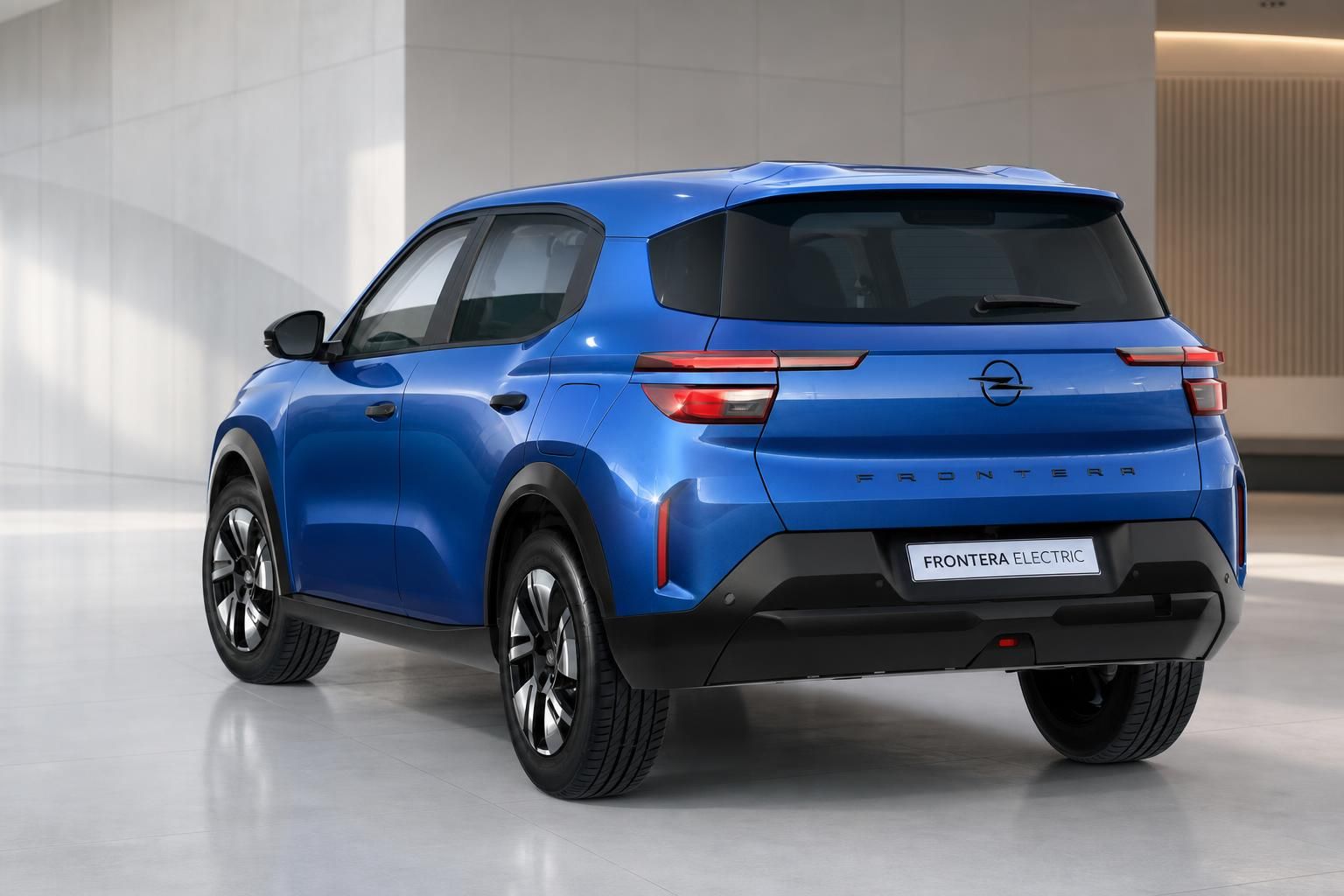 Opel Frontera Electric in Blau, Heckansicht in Showroom