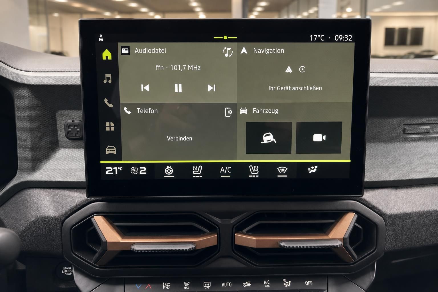 Touchscreen-Infotainment-System mit Navigation und Klimasteuerung im Fahrzeug-Innenraum
