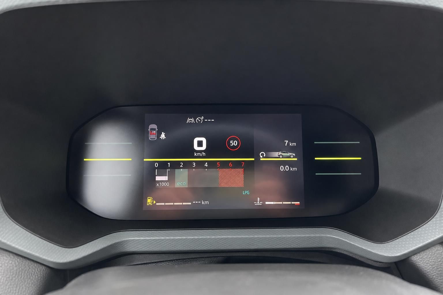 Modernes digitales Cockpit-Display mit Geschwindigkeitsanzeige und Navigationsystem im Fahrzeug