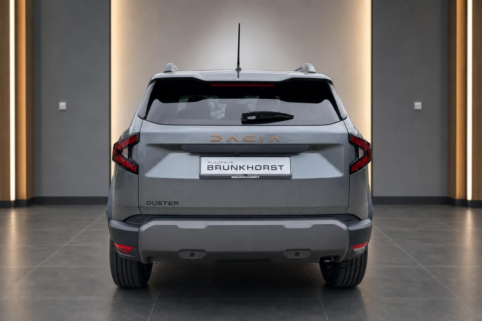 Dacia Duster grauer SUV Heckansicht mit Autohaus Brunkhorst Kennzeichen
