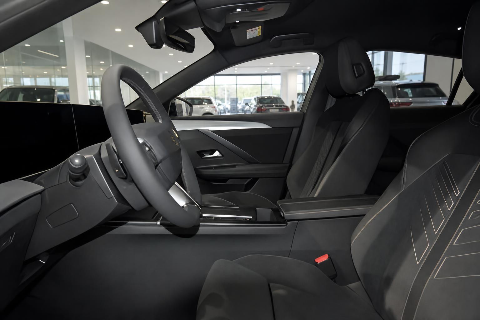 Innenraum des Opel Astra mit Sitzen und Cockpit im Detail