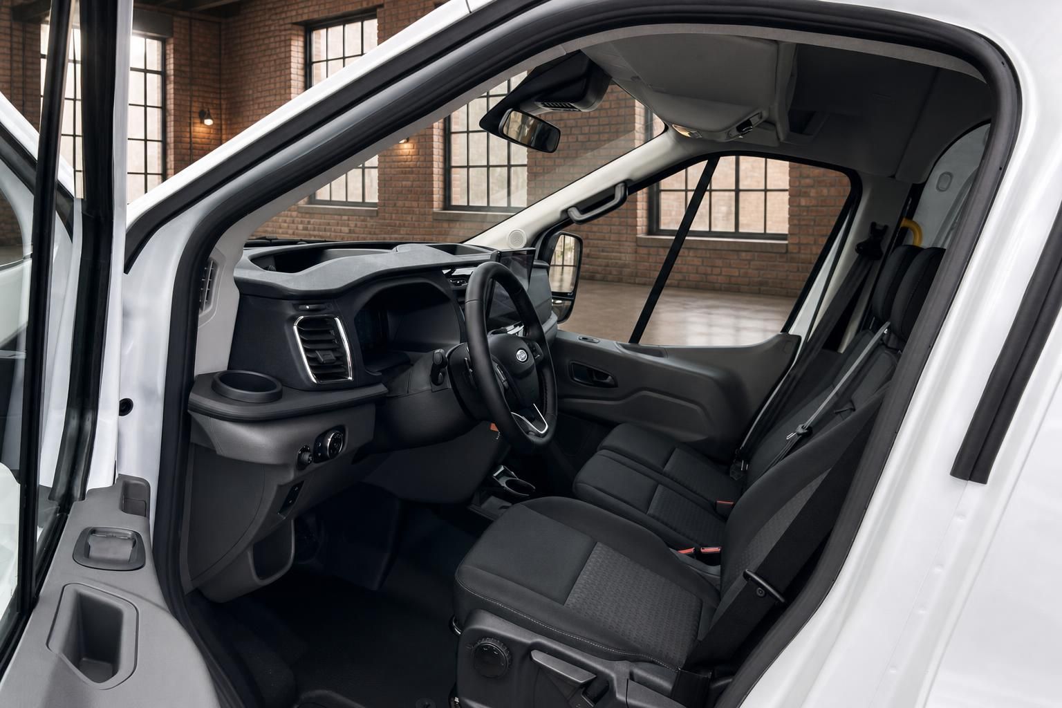 Ford Transit Innenraum Cockpit und Fahrersitz mit offener Tür