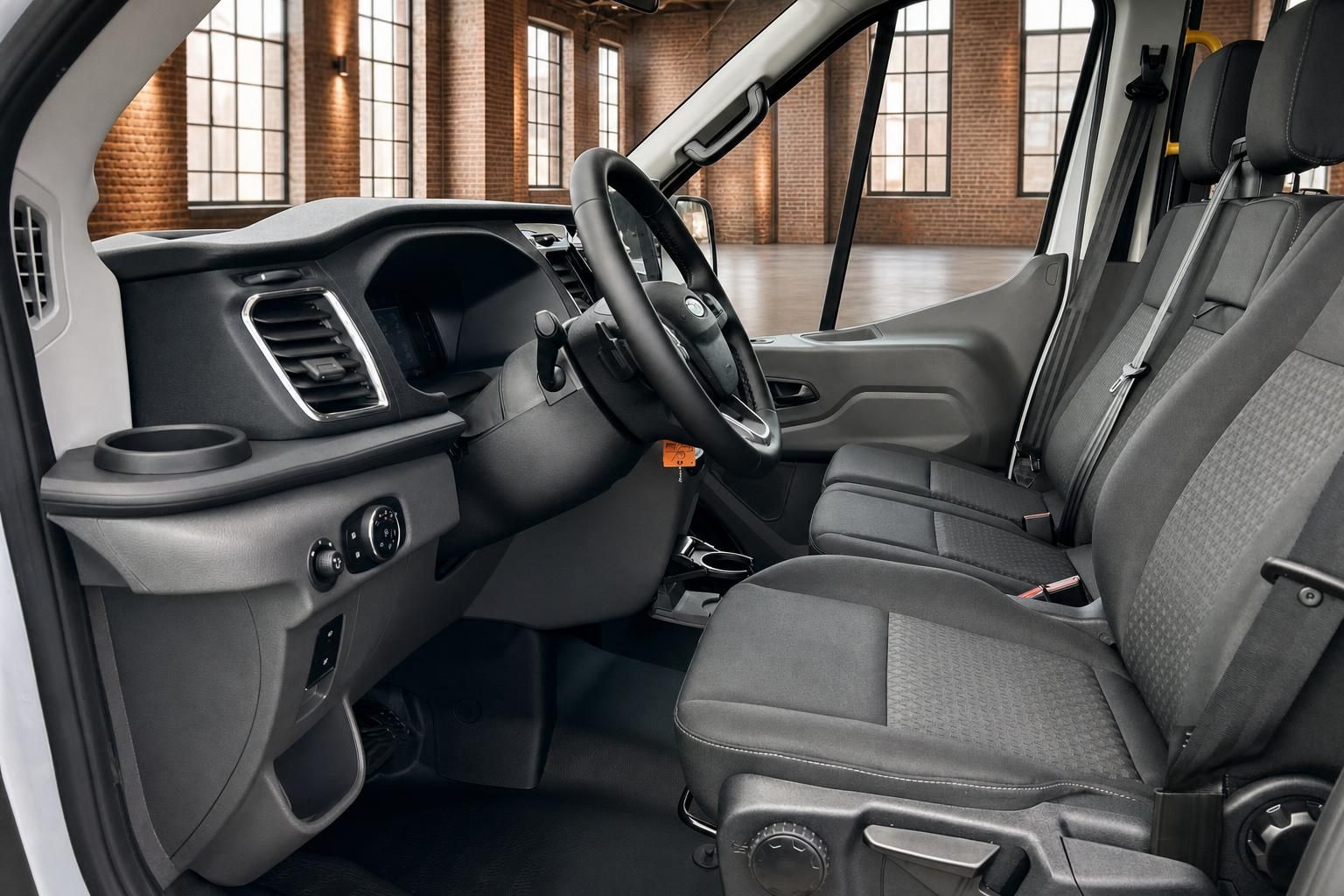 Ford Transit Innenraum: Cockpit und Vordersitze in Anthrazit