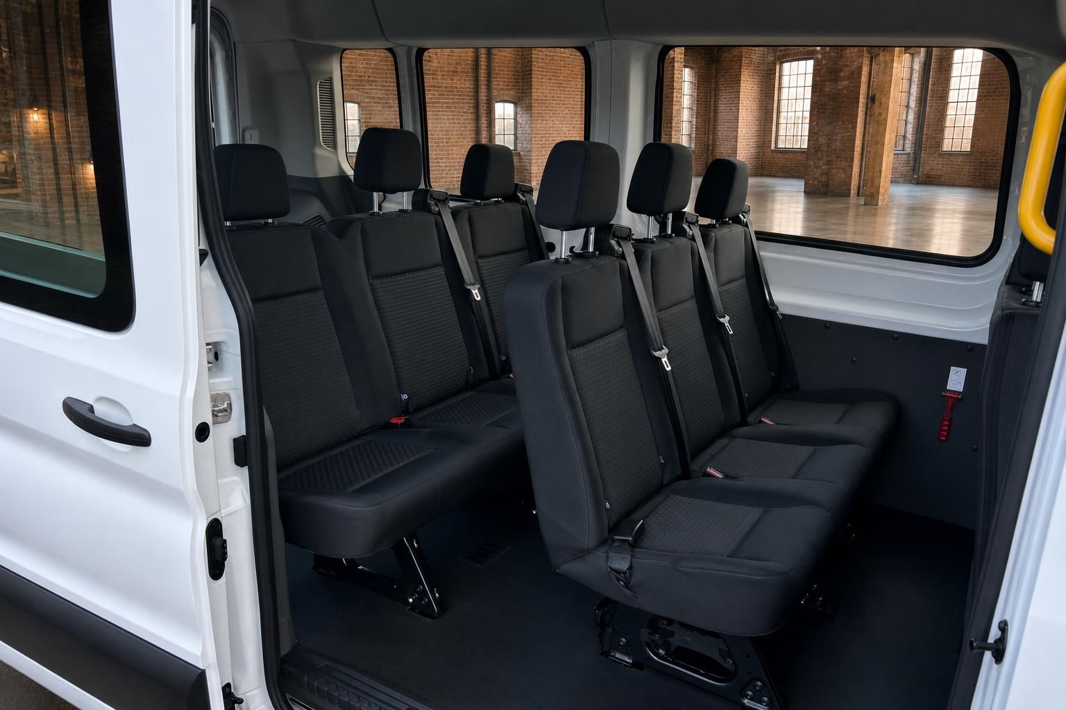 Ford Transit Fahrgastraum mit Sitzbaenken und Sicherheitsgurten