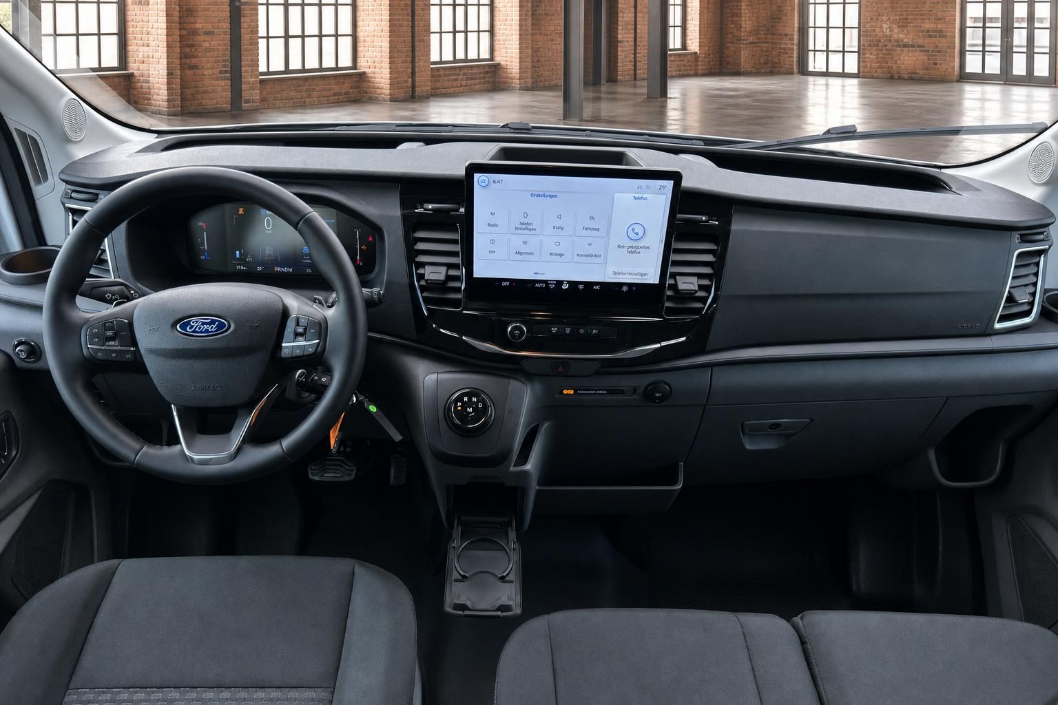 Ford Transit Cockpit mit Lenkrad und Touchscreen-Infotainment