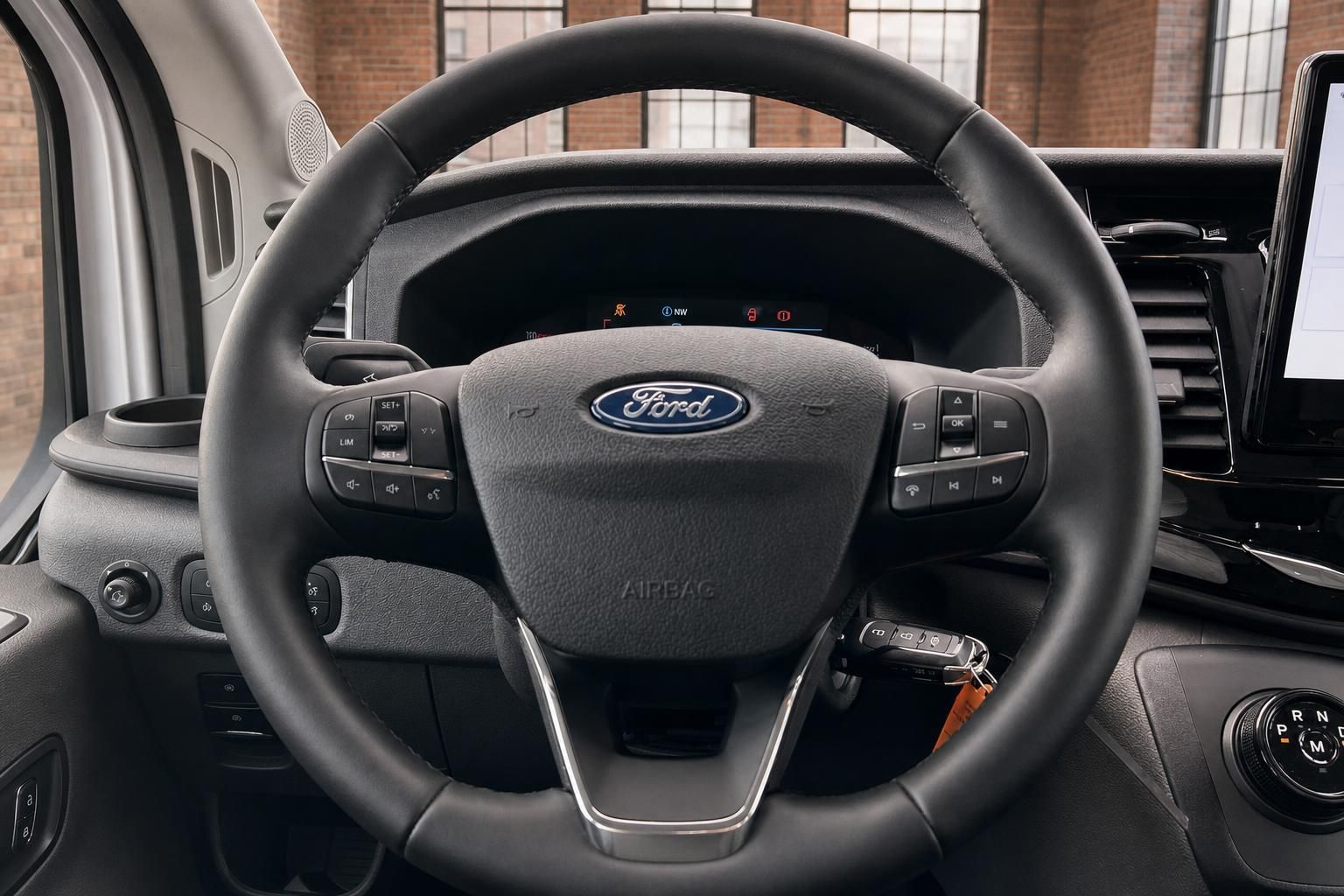 Ford Transit Lenkrad Nahaufnahme mit Logo und Bedienelementen