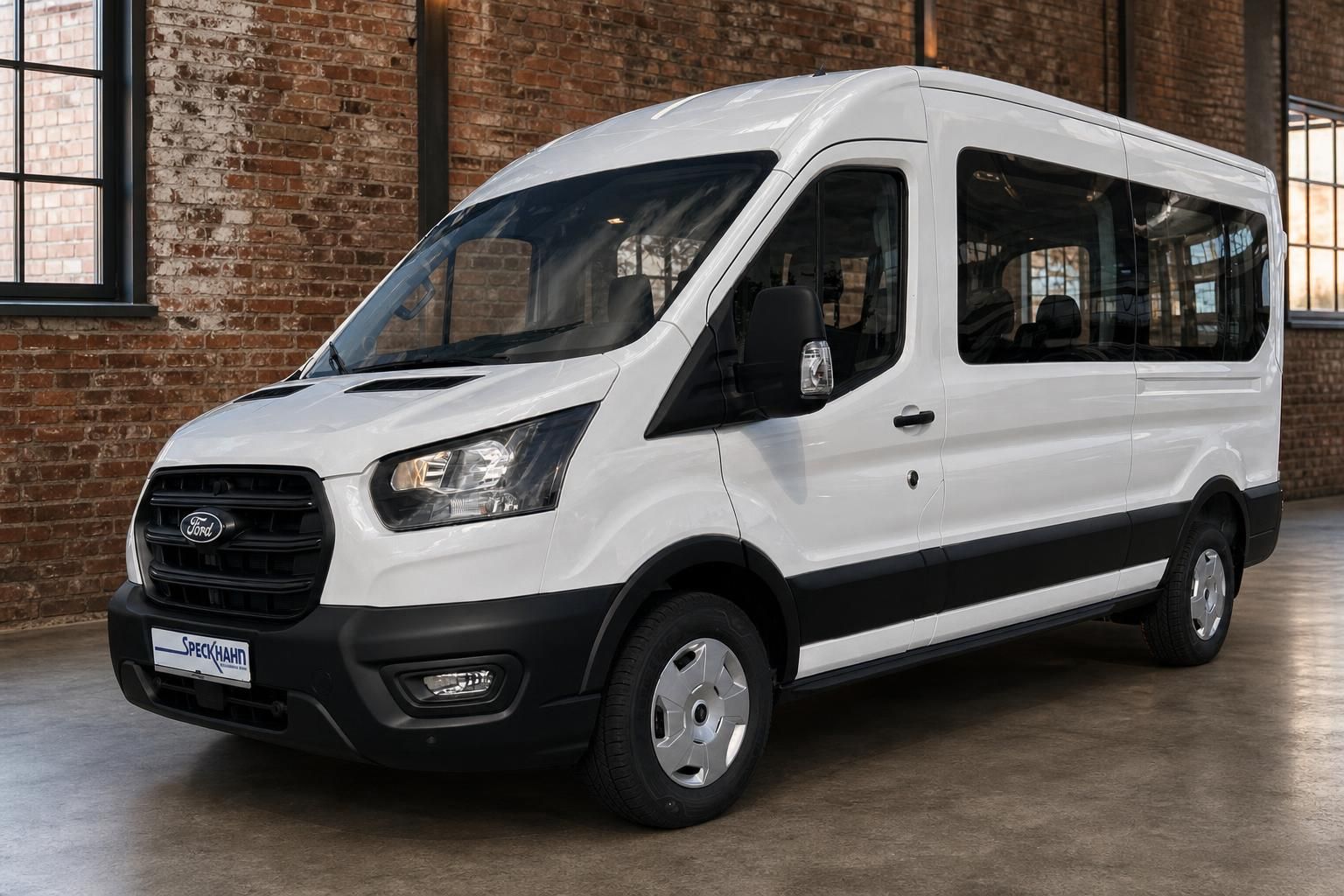Ford Transit weiss Frontansicht schraeg vor Backsteinwand