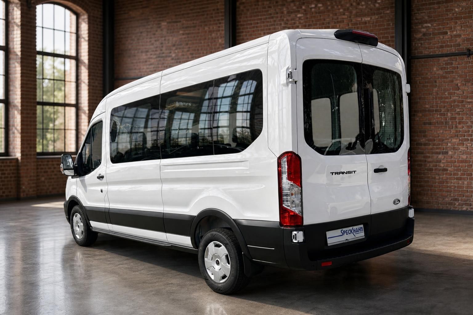 Ford Transit weiss Heckansicht schraeg in Backsteinhalle