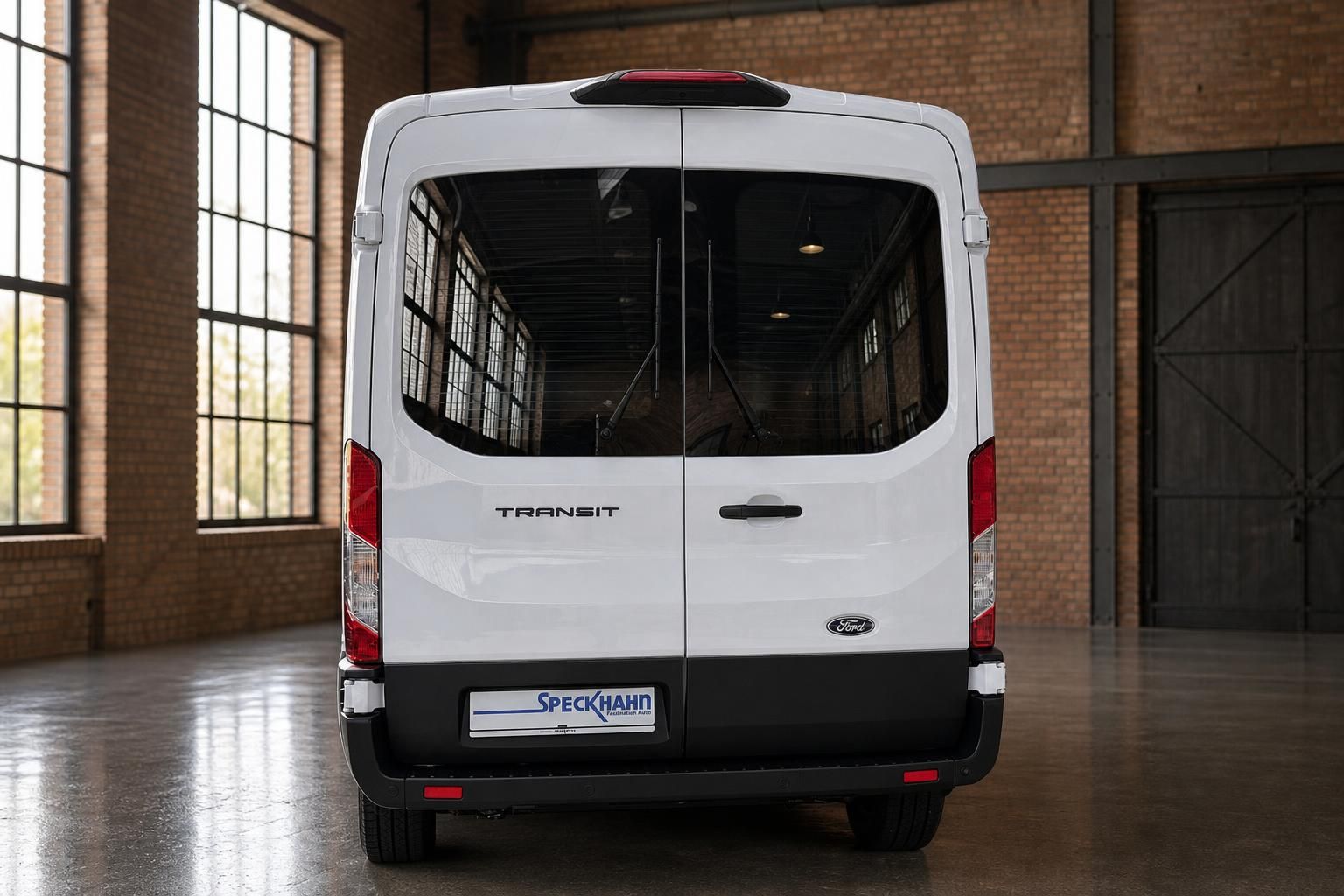Ford Transit weiss Heckansicht in Industriehalle