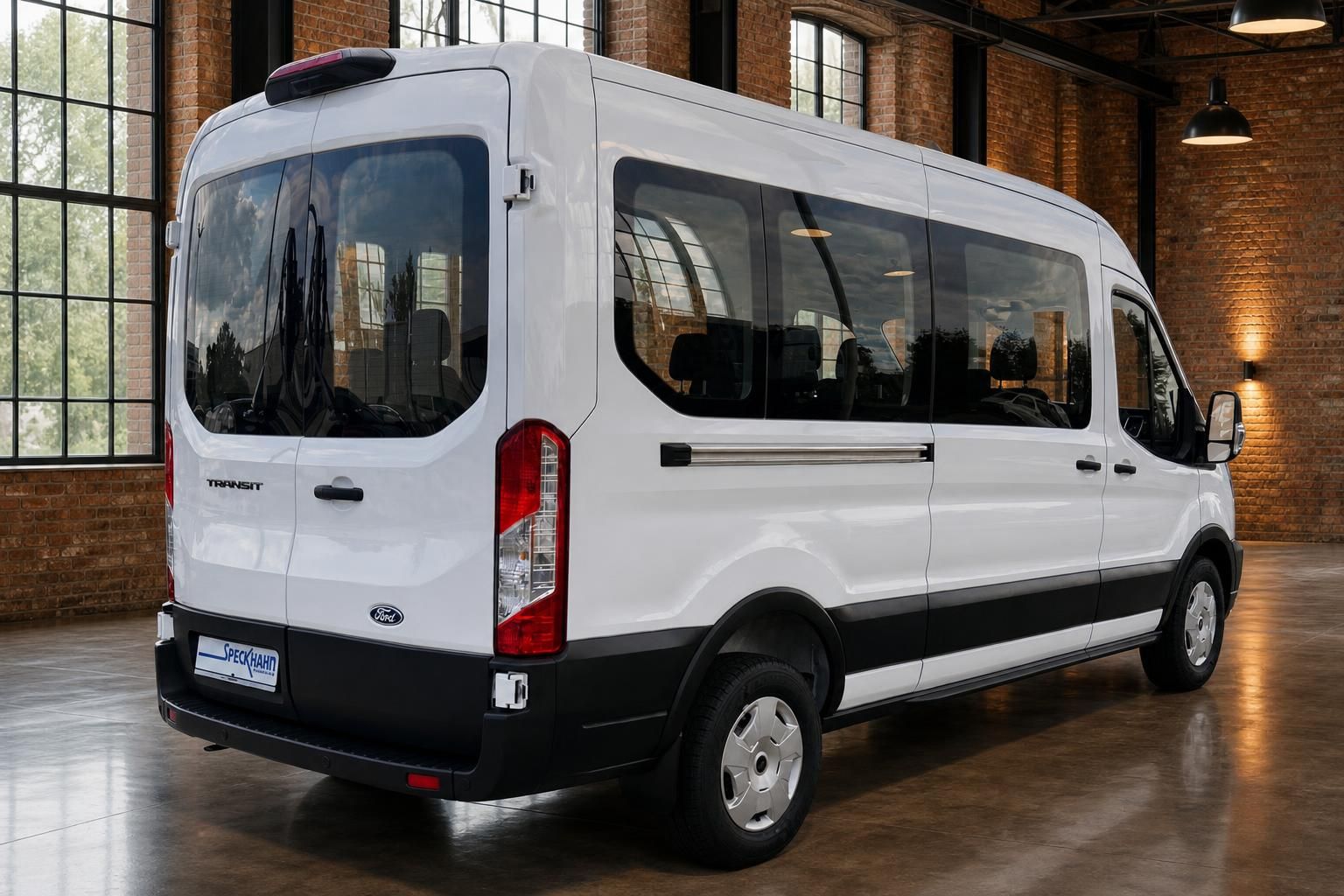 Ford Transit weiss Heckansicht schraeg in Industriehalle