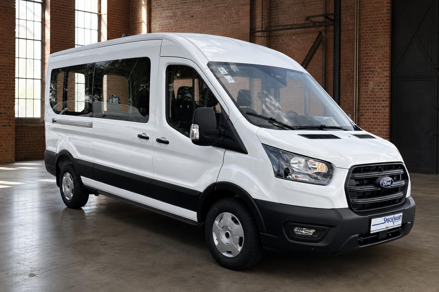 Ford Transit weiss Frontansicht seitlich in Halle