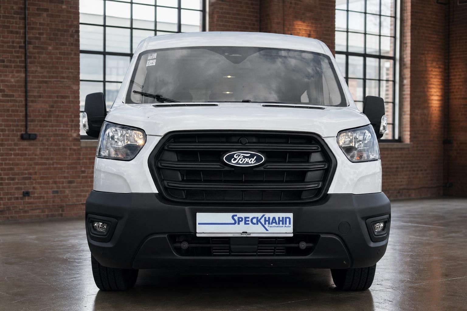 Ford Transit weiß Frontansicht in Industriehalle mit Kühlergrill