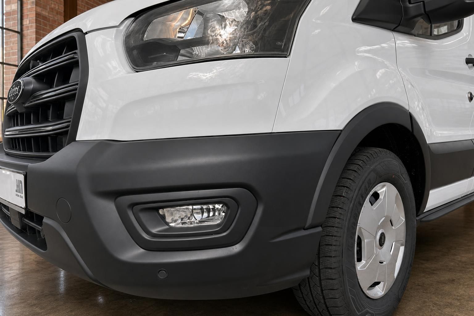 Ford Transit Frontstoßstange und Rad Detailansicht in Weiß