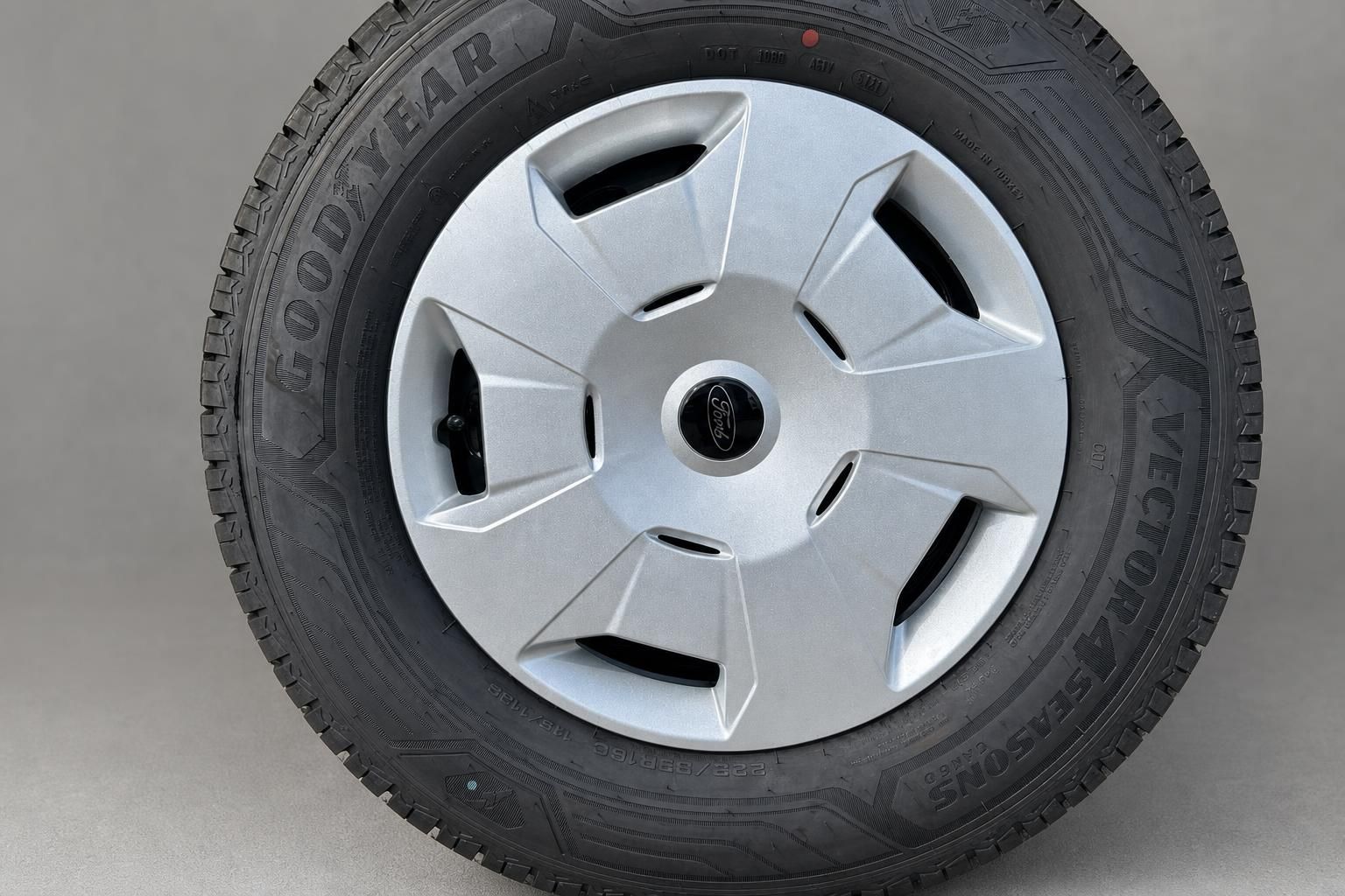 Ford Transit Stahlfelge mit Goodyear Ganzjahresreifen Detailansicht