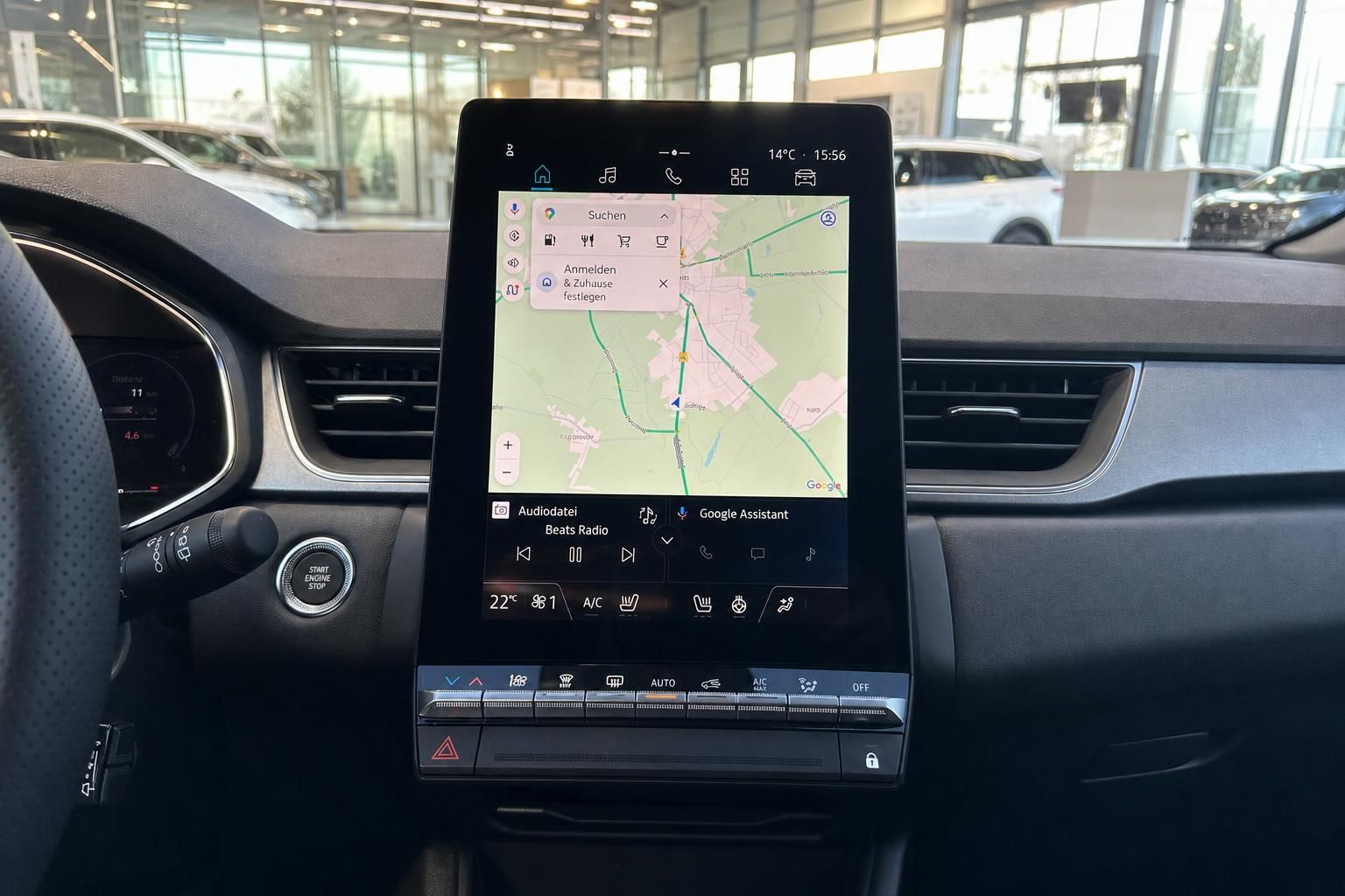 Renault Infotainment-System mit Navigationskarte und Klimasteuerung im Hochformat-Display