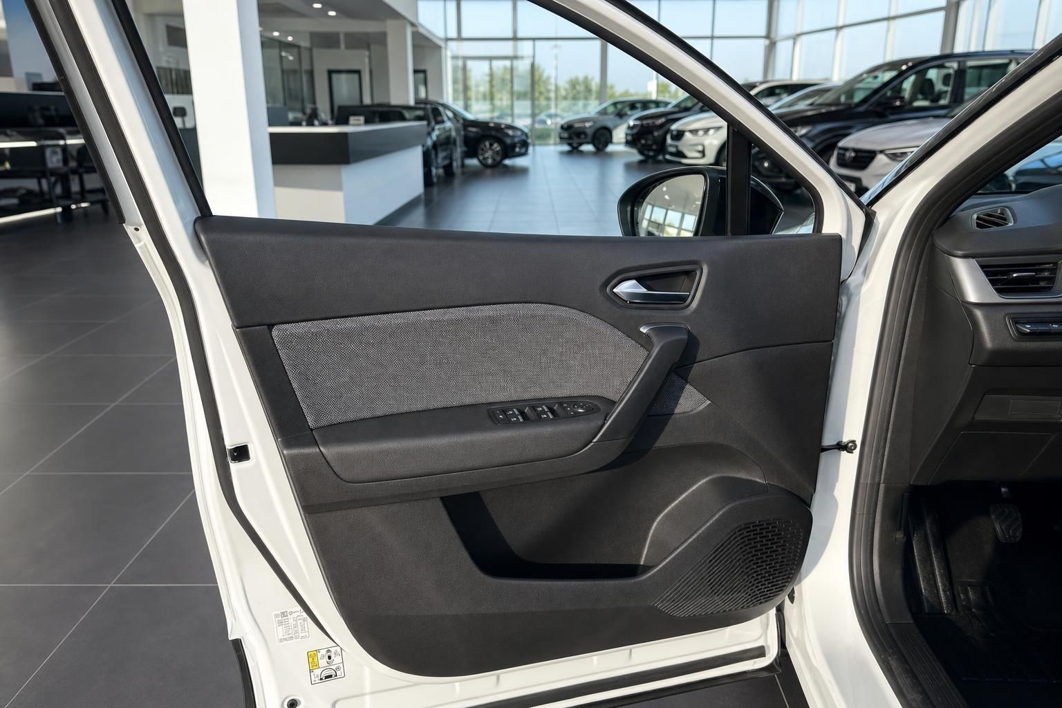 Renault Fahrertuere geoeffnet mit grauer Tuertafel und elektrischen Fensterhebern
