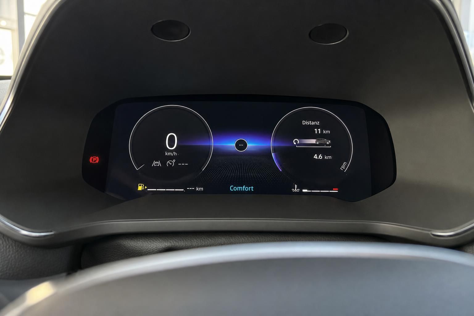 Digitales Kombiinstrument mit Tacho und Navigationsdisplay im Fahrzeug-Cockpit