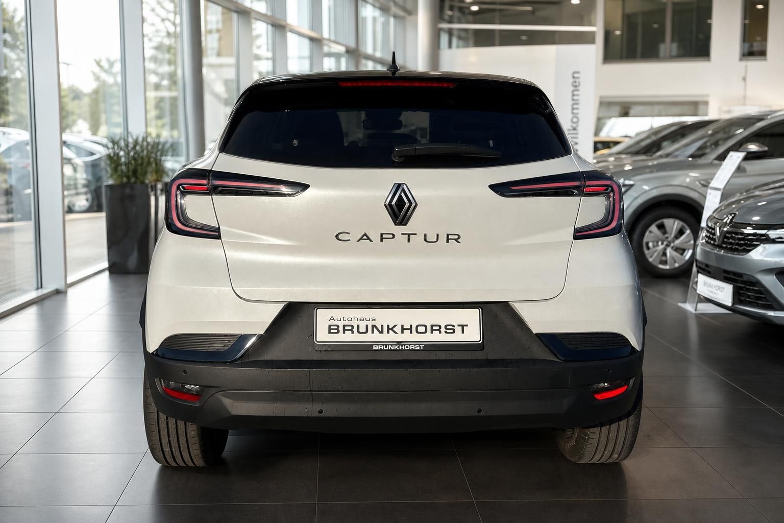 Renault Captur Heckansicht in weiß - SUV Rückseite mit LED-Rückleuchten und Captur Schriftzug