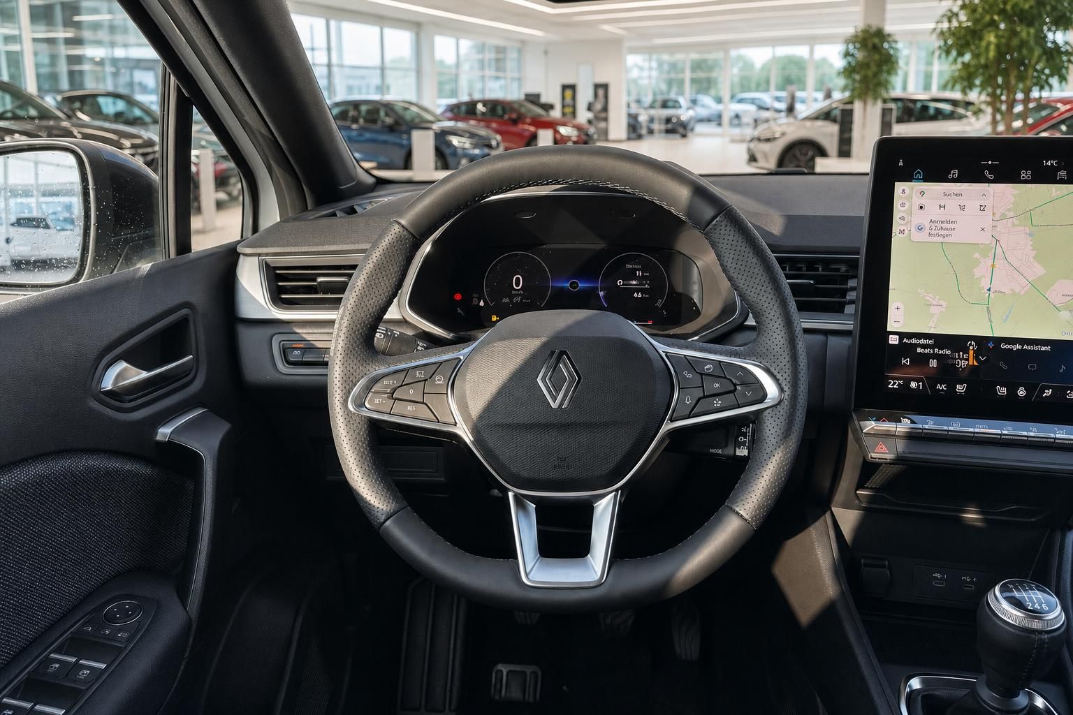 Renault Innenraum mit Lenkrad, digitalem Cockpit und Infotainment-Display im Autohaus