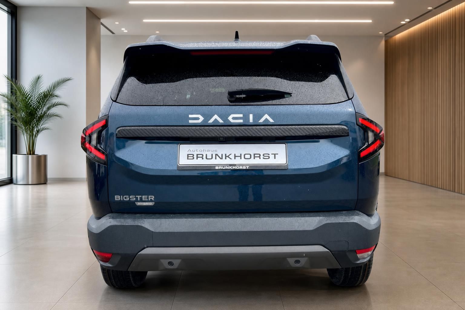 Dacia Bigster Heckansicht in dunkelblau mit LED-Rückleuchten im Autohaus Brunkhorst