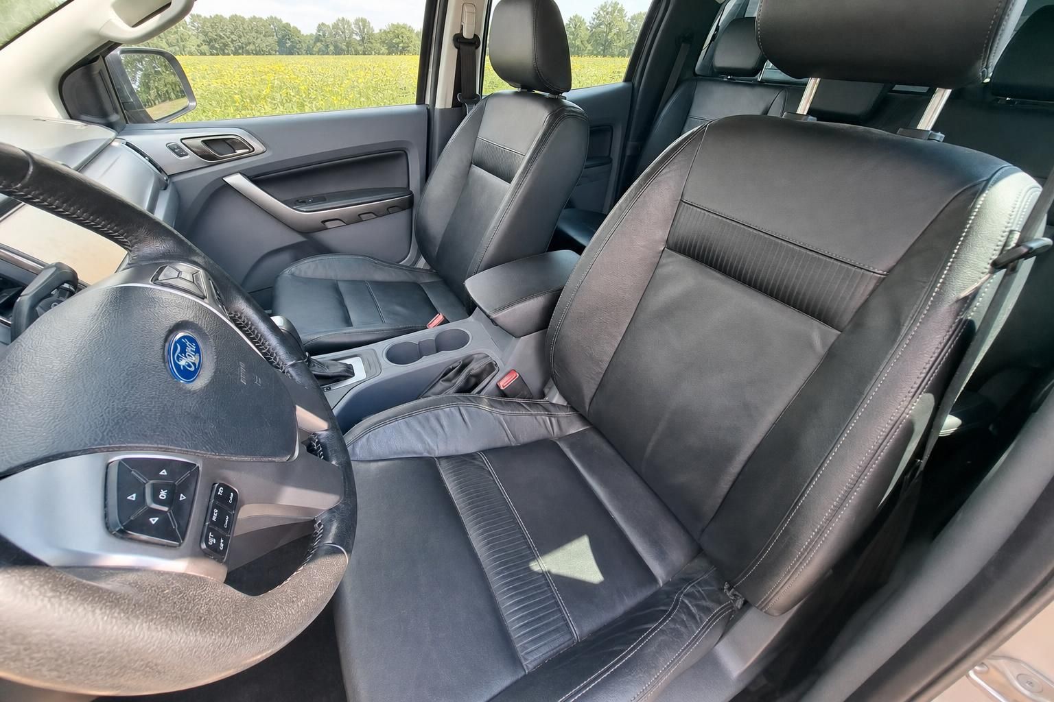 Ford Ranger Innenraum mit schwarzer Lederausstattung und Lenkrad