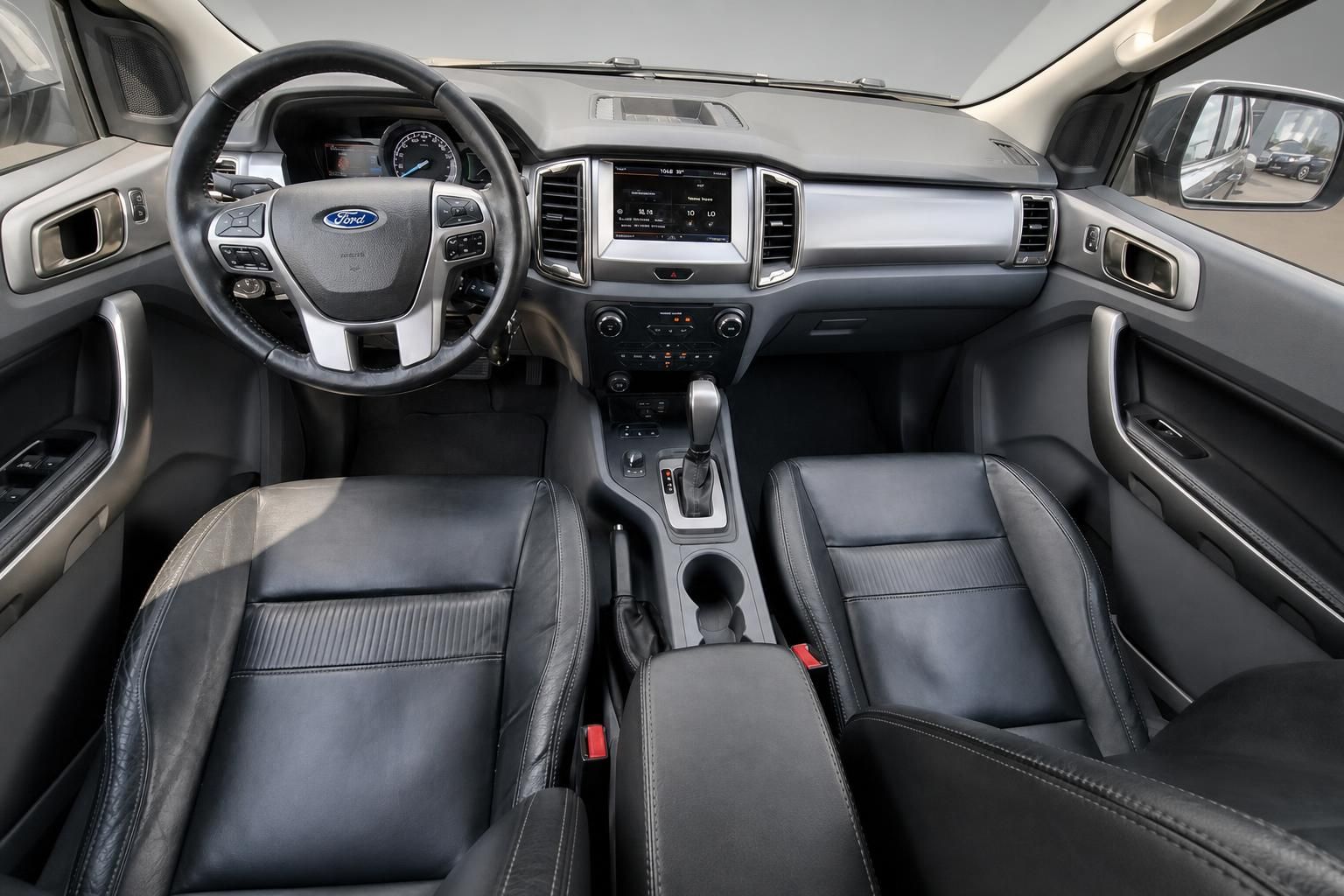 Ford Ranger Cockpit mit Lederausstattung, Lenkrad und Touchscreen
