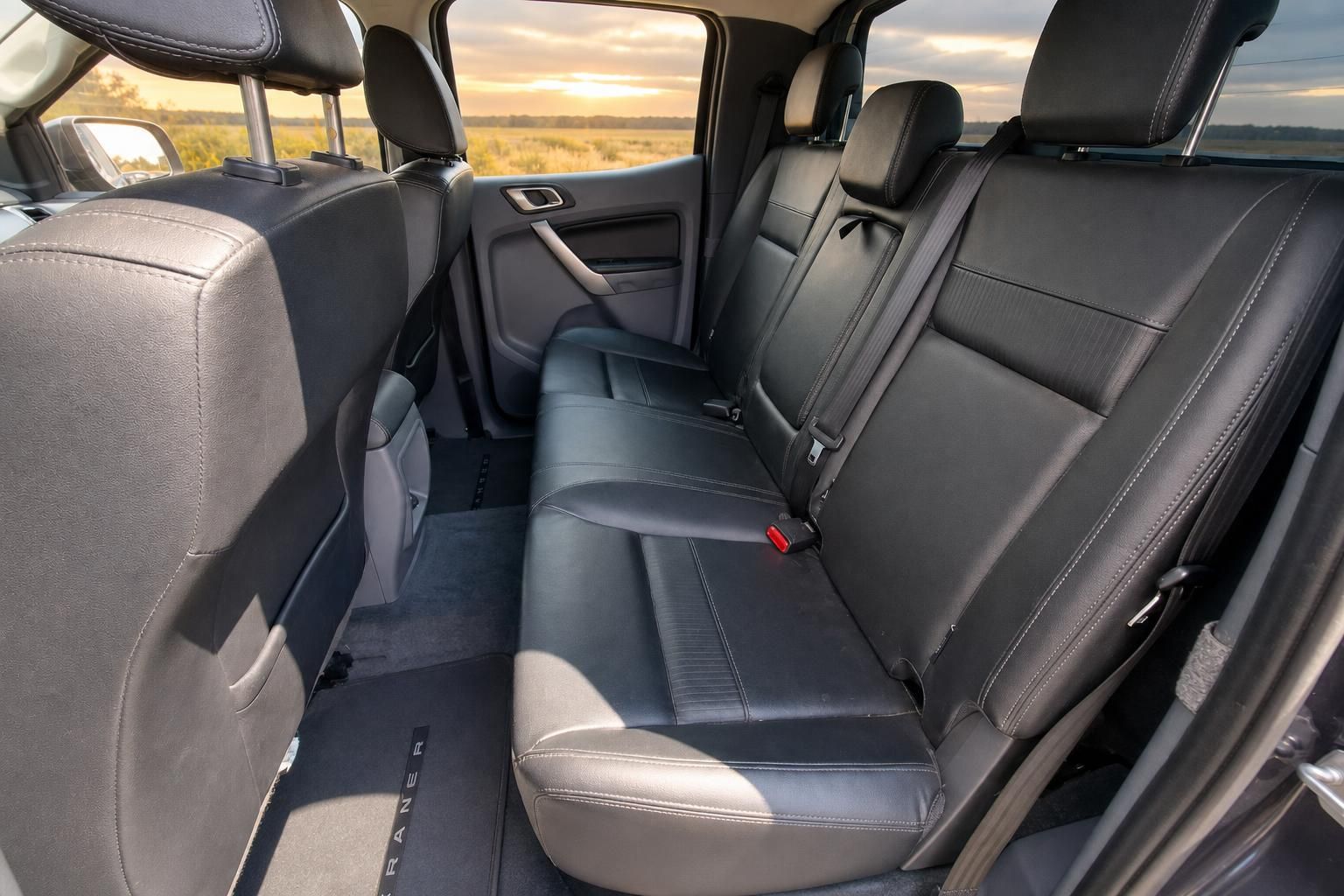 Ford Ranger Rücksitzbank mit schwarzem Ledersitz und Panoramablick