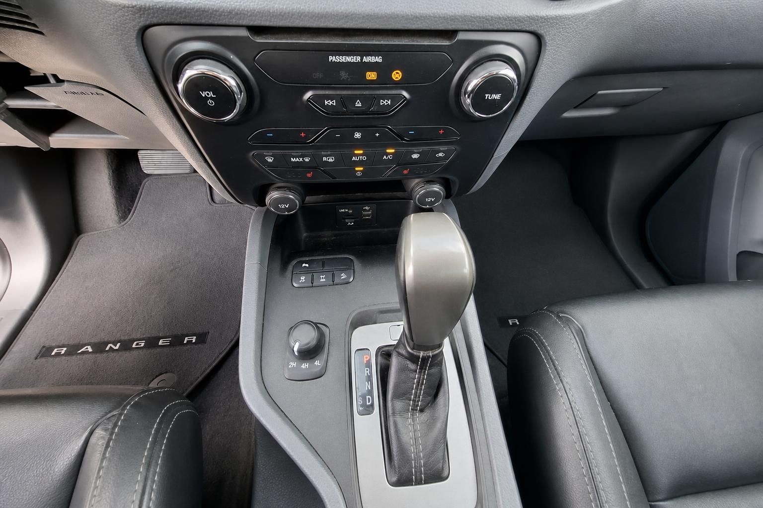 Ford Ranger Mittelkonsole mit Automatikschaltung und Bedienelementen