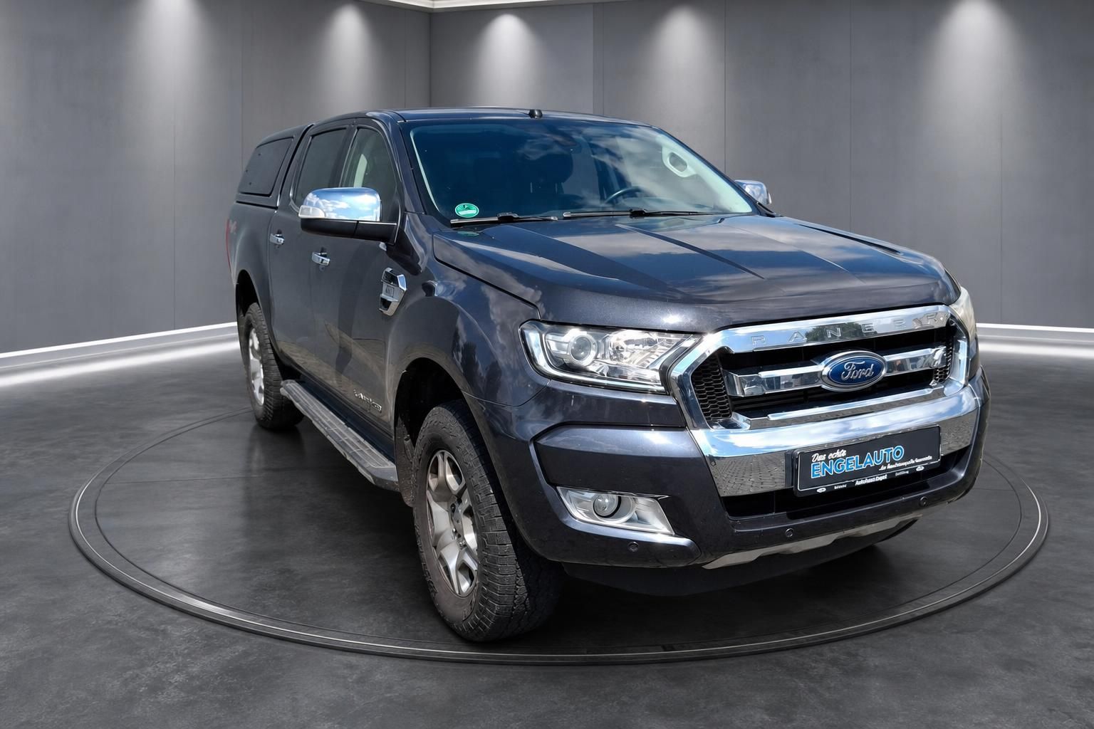 Ford Ranger Pickup grau metallic Frontansicht mit Hardtop im Autohaus