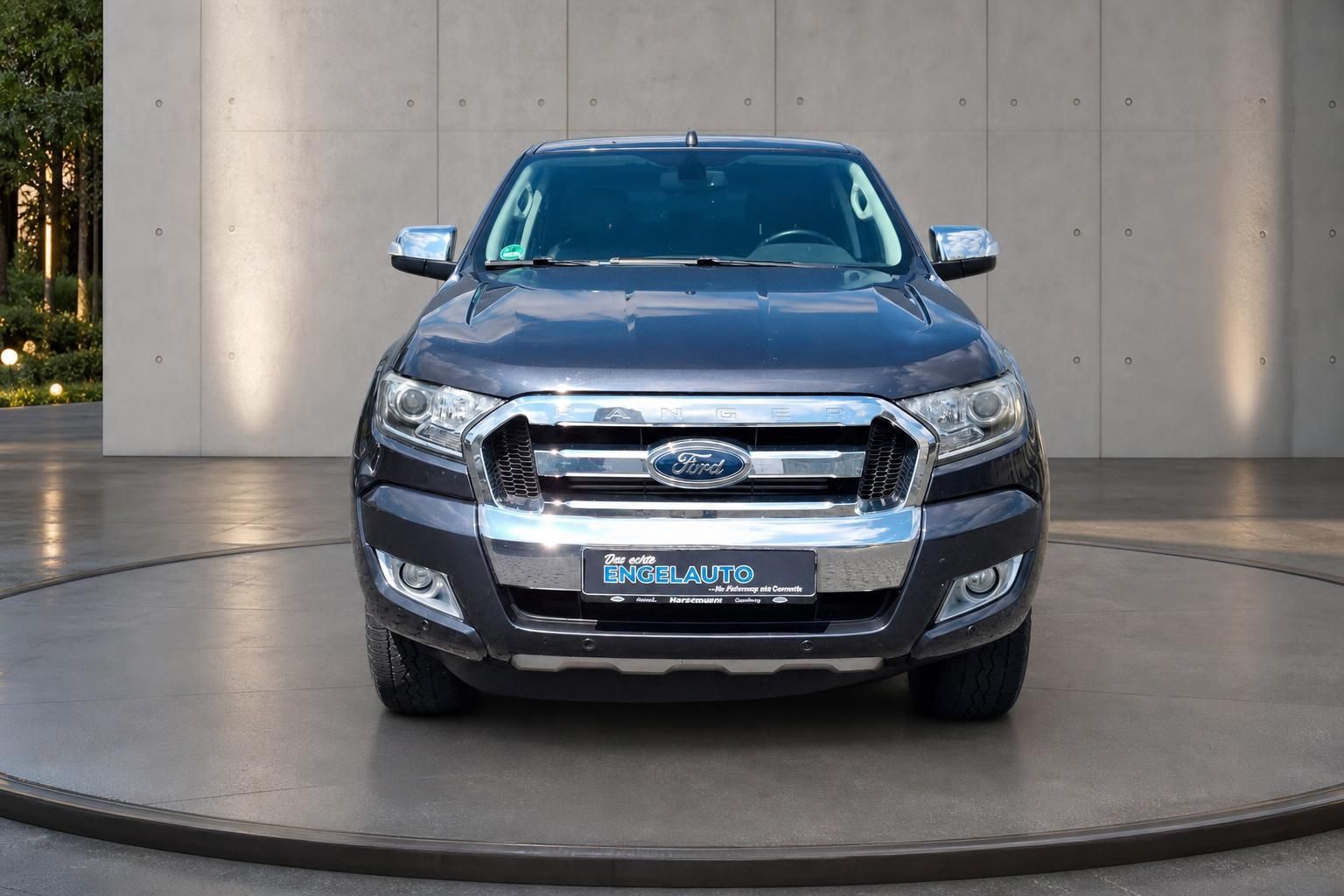 Ford Ranger Pickup grau Frontansicht mit Chromkuehlergrill