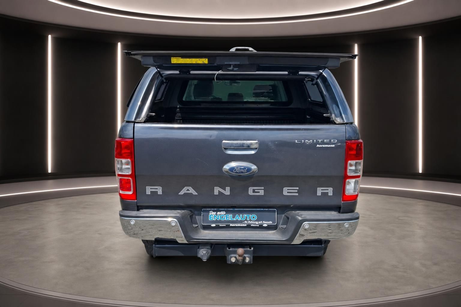 Ford Ranger Limited Pickup mit geoeffneter Heckklappe und Hardtop