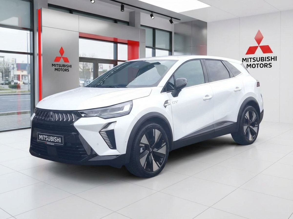Mitsubishi SUV in Weiß im Autohaus Showroom – modernes Design mit schwarzen Felgen