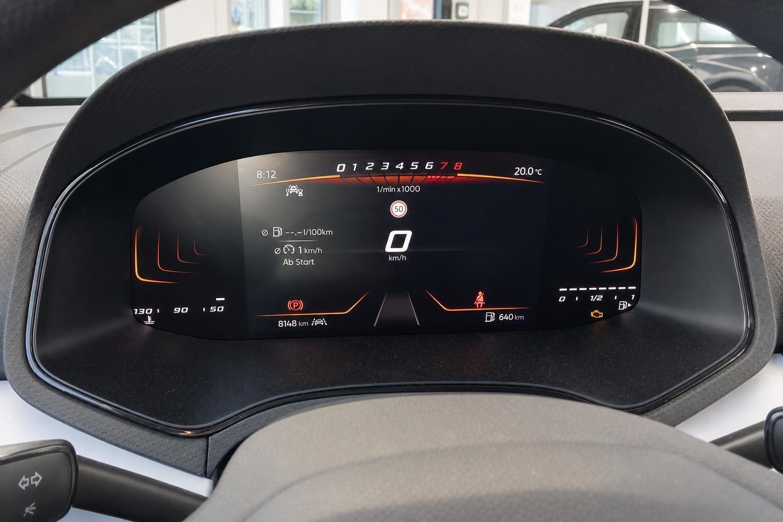 Digitales Kombiinstrument mit Drehzahlmesser, Tacho, Kilometerstand 8148 km und Fahrerassistenz
