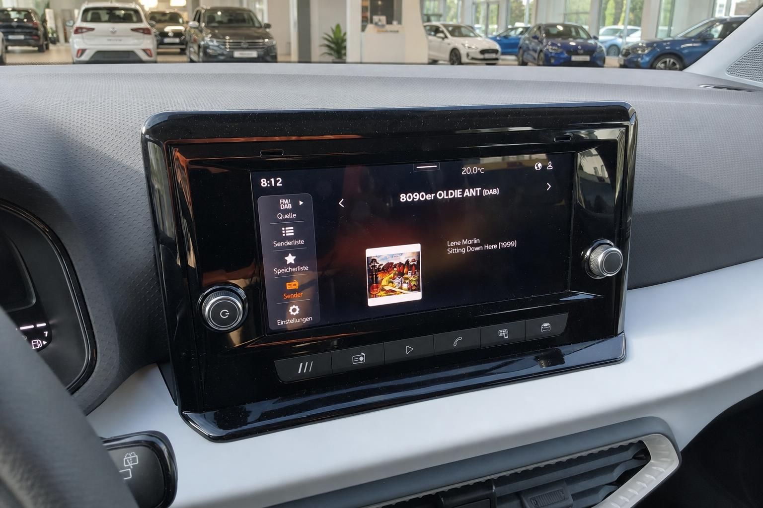 Fahrzeug Infotainment-Display mit DAB-Radio und Menüoberfläche im Armaturenbrett