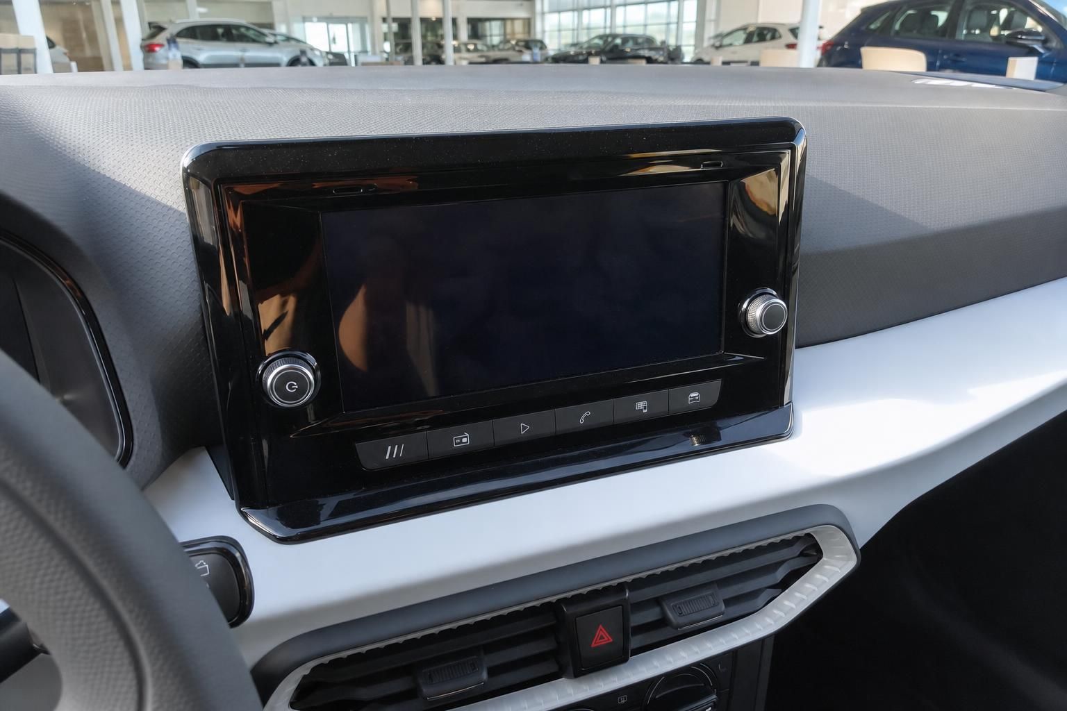 Fahrzeug Infotainment-Touchscreen schwarz im Armaturenbrett mit Lenkrad und Lüftungsdüsen