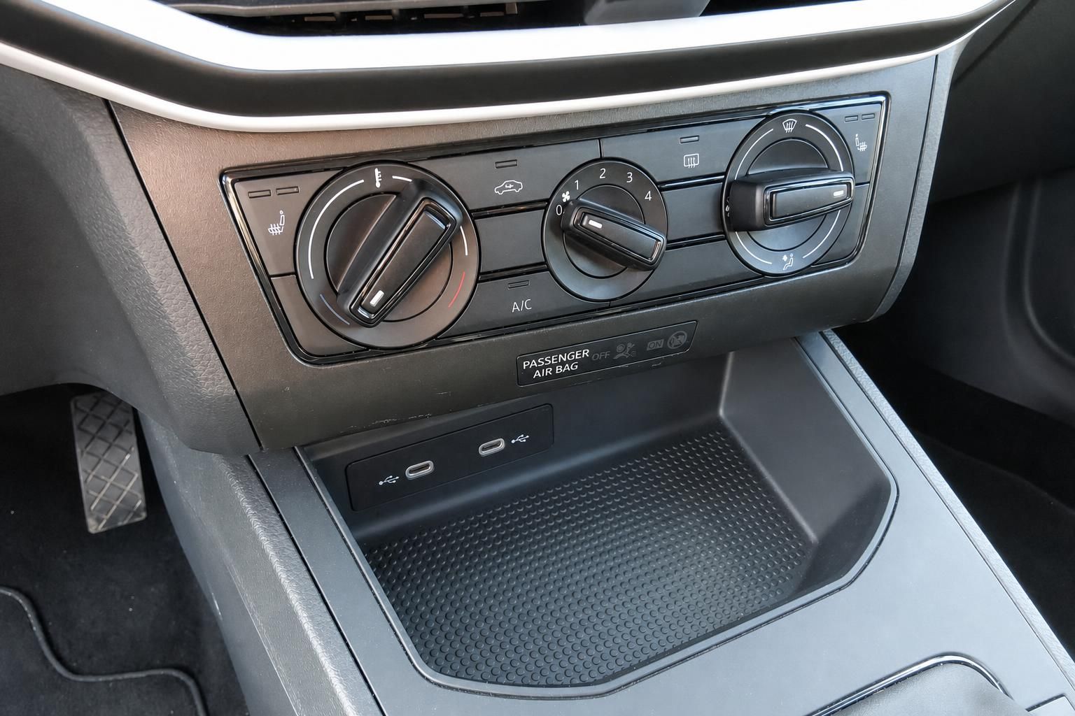 VW Innenraum Klimabedienung mit AC-Regler, Gebläseschalter und USB-Anschlüssen im Mitteltunnel