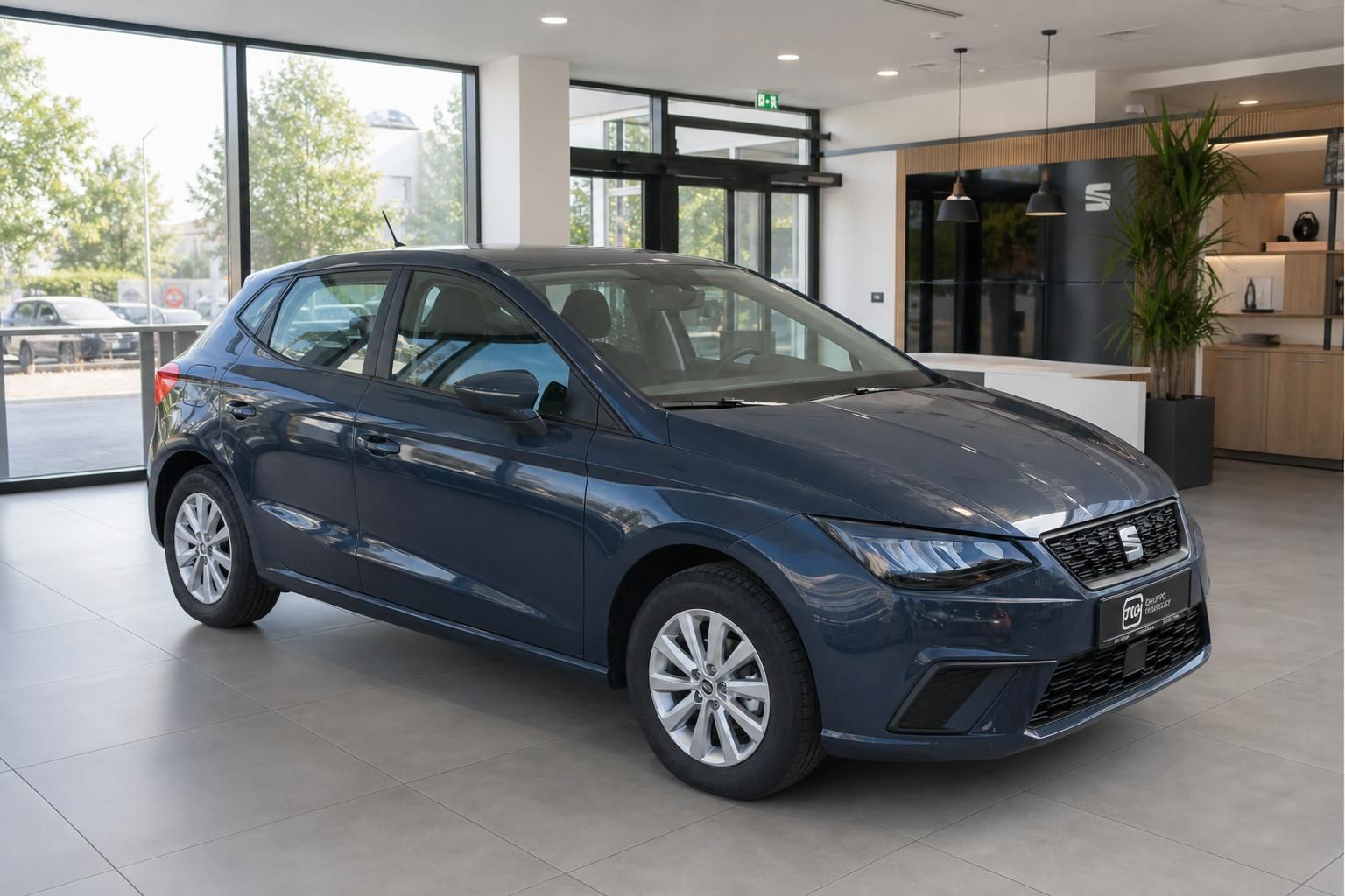 SEAT Ibiza blau Frontansicht schräg im SEAT-Autohaus – Kleinwagen