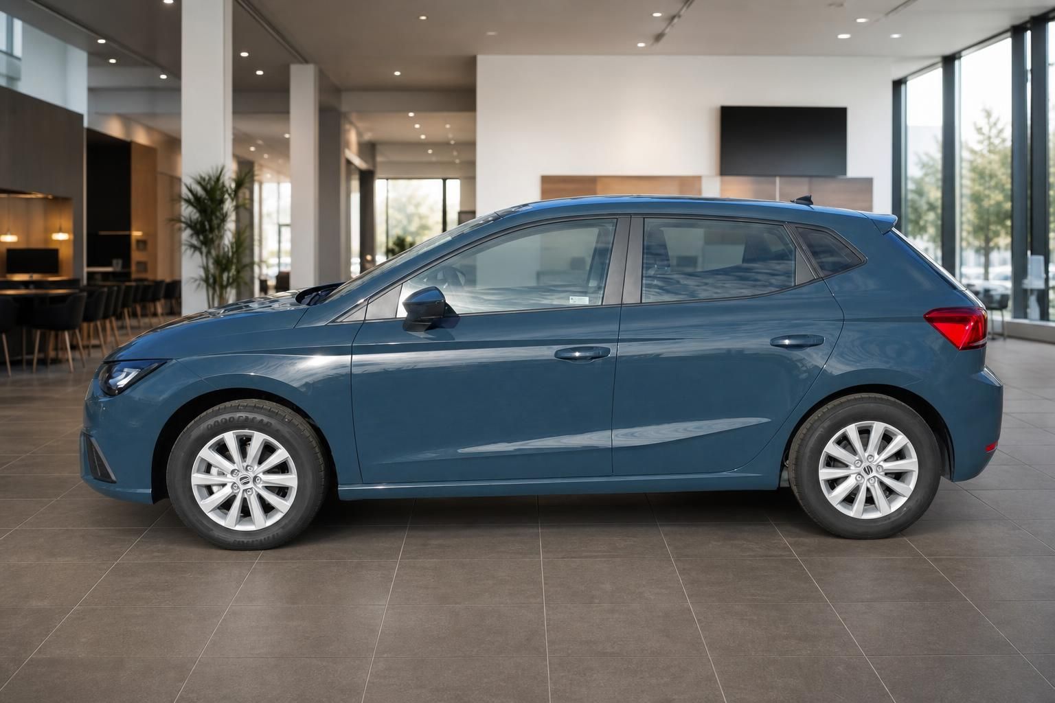 SEAT Ibiza blau Seitenansicht links im Autohaus – 5-türiger Kleinwagen