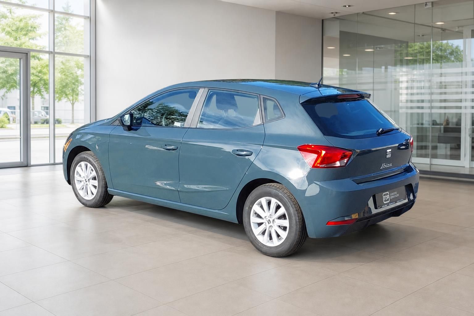 SEAT Ibiza blau schräg hinten rechts im Autohaus – Kleinwagen kaufen
