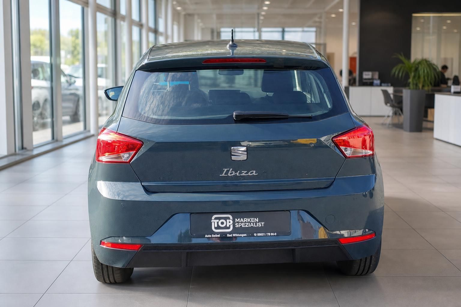 SEAT Ibiza blau Heckansicht im Autohaus – Kleinwagen kaufen