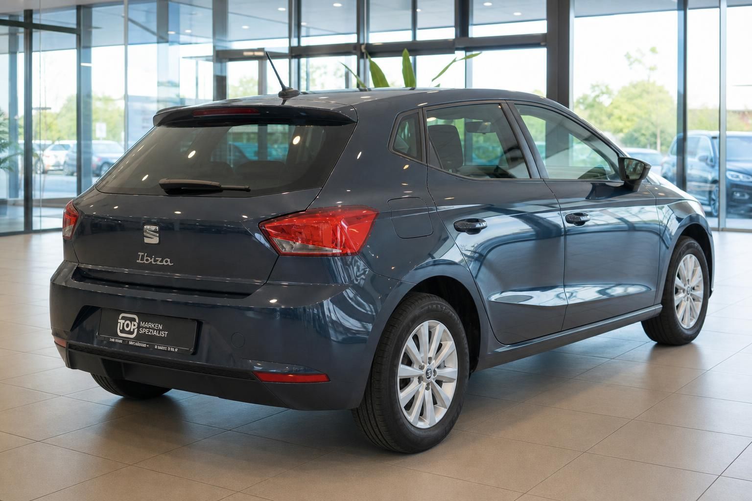 SEAT Ibiza blau schräg hinten links im Autohaus – Gebrauchtwagen